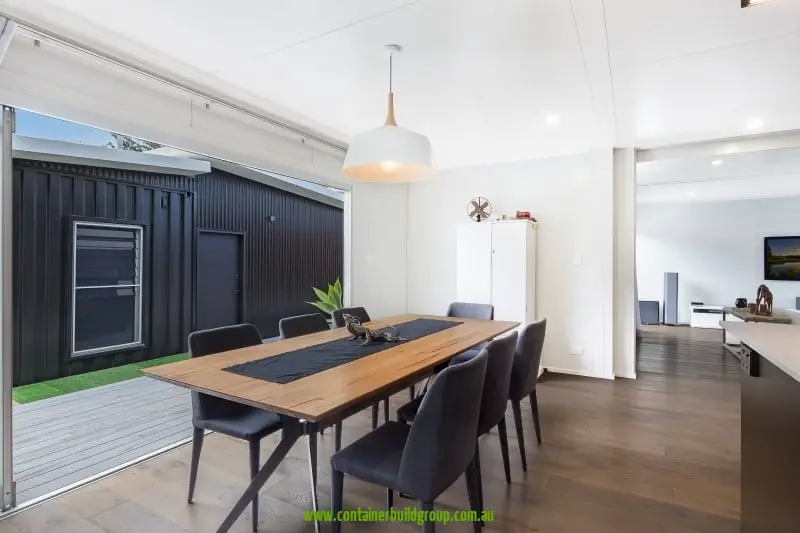 Cronulla - dining room extending outside via concertina doors