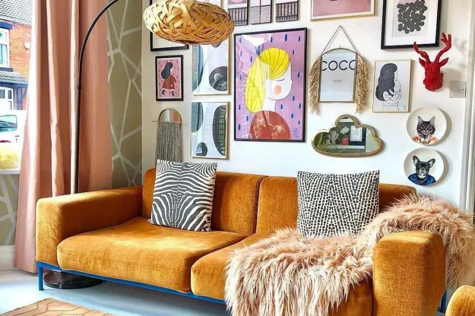 Eclectic decor - be inspired by art. Photo showing eclectic decor scheme with gallery wall.