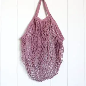 Reusable string bag Blush hanging up